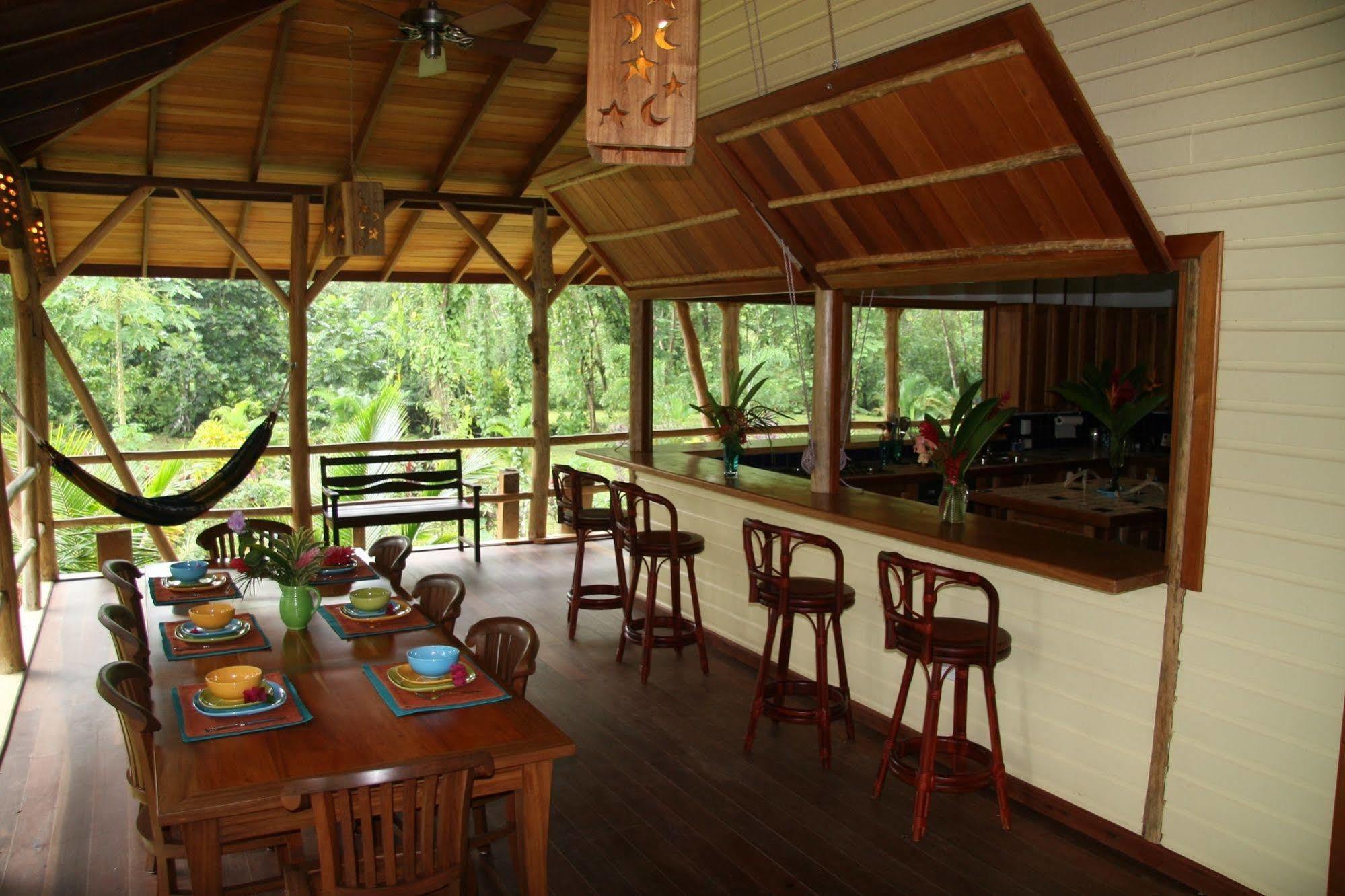 Bluff Beach Retreat Bocas Town Exterior photo